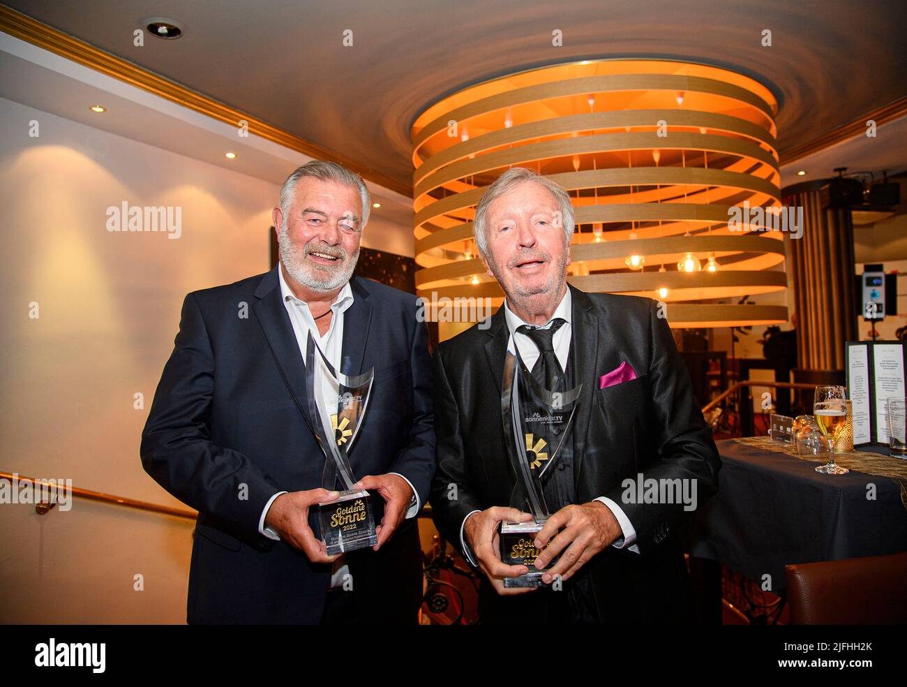 De gauche à droite Harry WIJNVOORD, Werner SCHULZE-ERDEL avec des prix - goldene sonne - Gala - Goldene sonne Spezial 2022, à l'occasion de 40 ans de télévision privée sur 2 juillet 2022 à Essen/Allemagne. Â Banque D'Images
