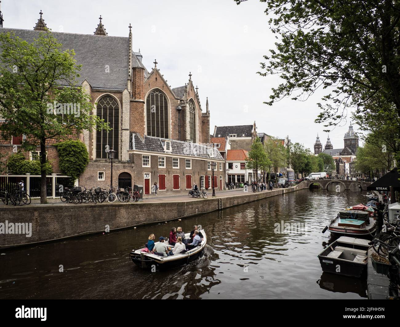 L'Oude Kerk (vieille église) à Amsterdam vu du canal Banque D'Images