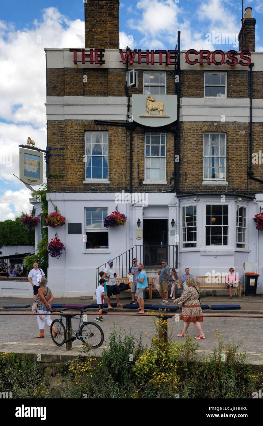 En été, vous pouvez boire à l'extérieur du pub White Cross près de la Tamise, Richmond-upoon-Thames, Londres, Angleterre Banque D'Images