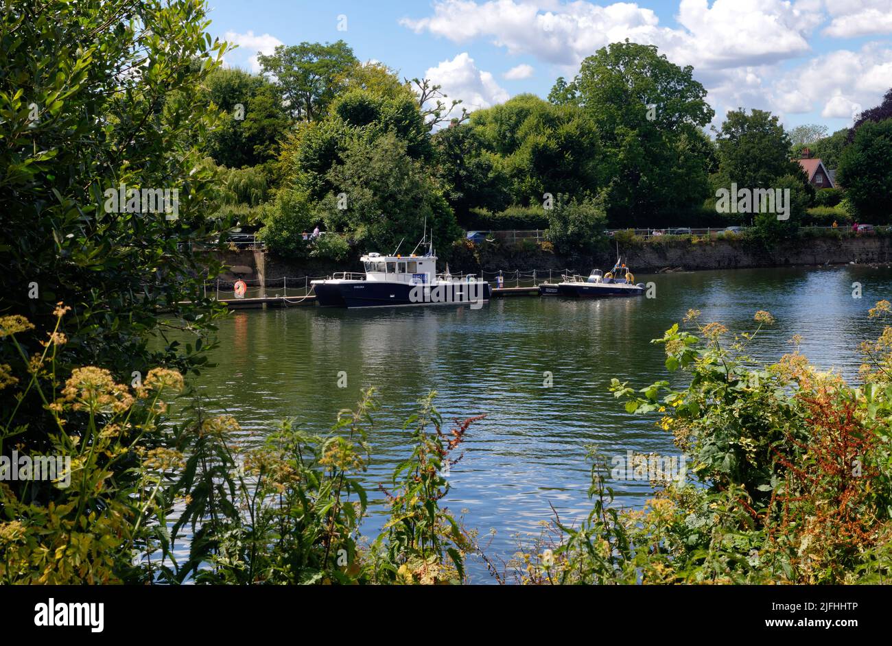 bateau de police Harbour Master amarré sur un ponton flottant près de richmond-upon-Thames, Londres sur la Tamise. Banque D'Images