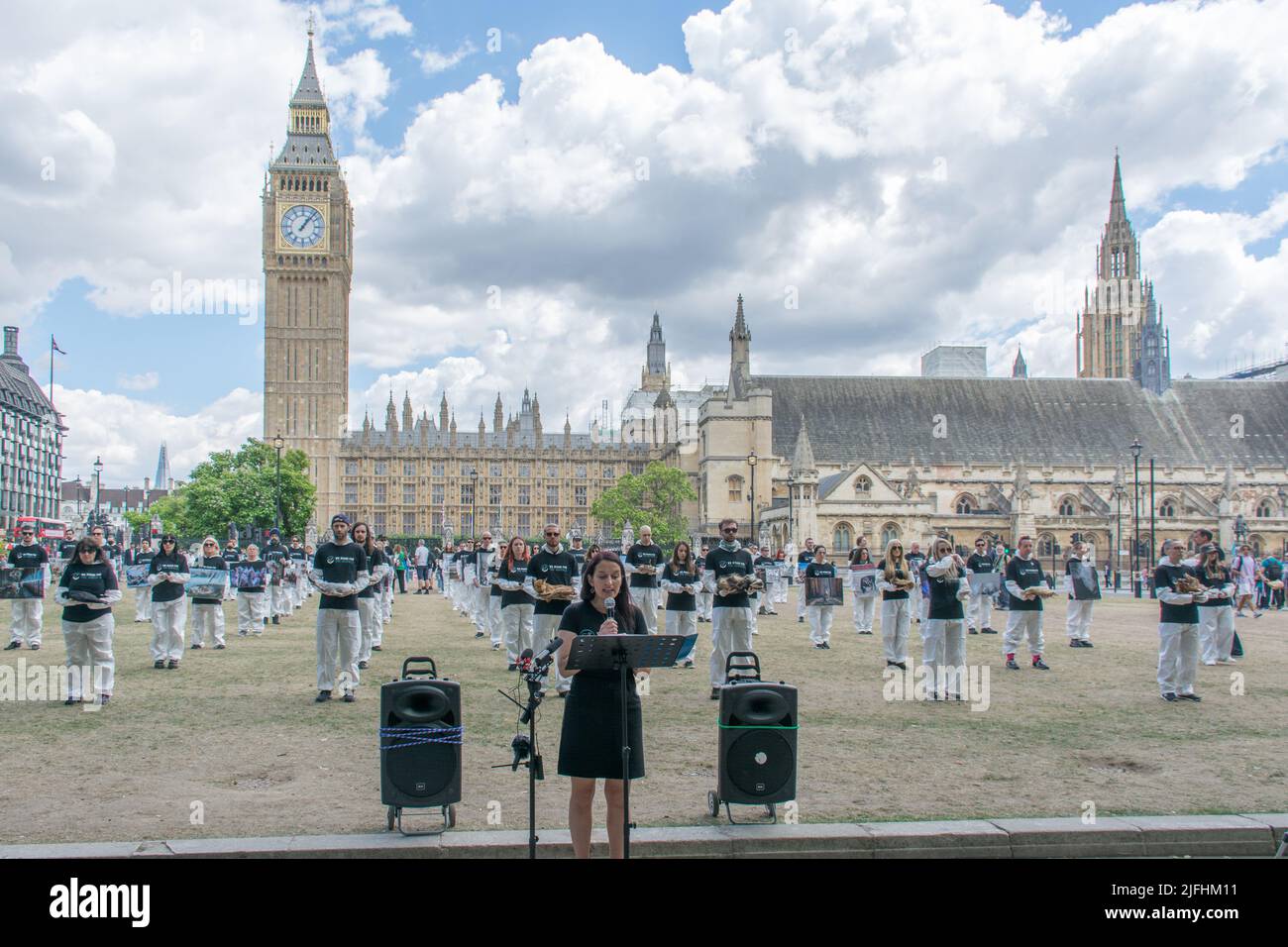 Londres, Royaume-Uni. 03rd juillet 2022. Près d'une centaine de militants des droits des animaux tiennent le deuxième souvenir annuel de tous les animaux tués par la cupidité humaine. Certaines prises d’amino morts, soit utilisées comme expérimentation de vaccins, de virus, de maquillage, empoisonnées et tout simplement pour l’alimentation, légalisent la chasse aux animaux pour le sport et culent des dizaines de milliers de personnes chaque année protestent sur la place du Parlement, à Londres, au Royaume-Uni. - 3 juillet 2022. Crédit : voir Li/Picture Capital/Alamy Live News Banque D'Images