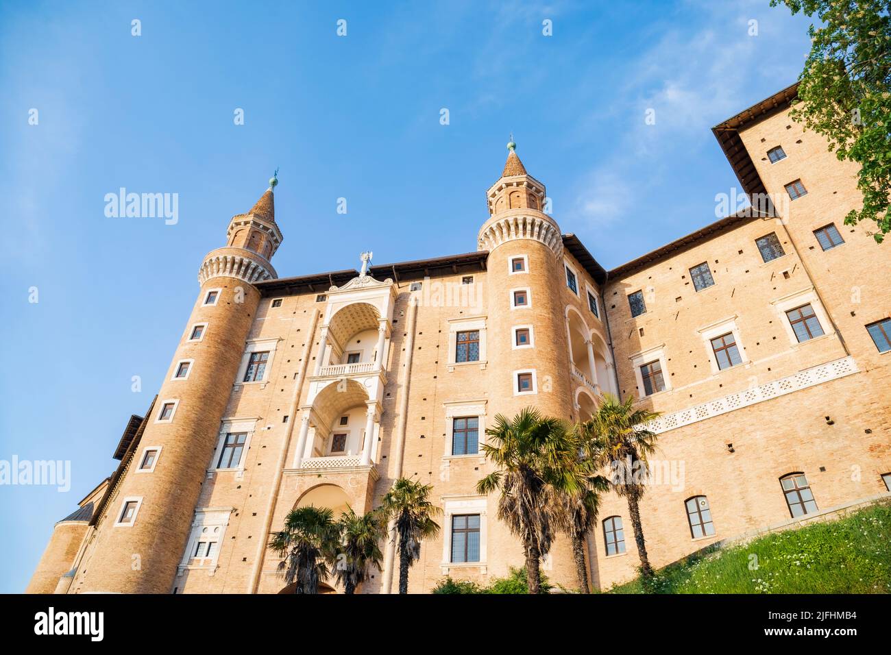 Palazzo Ducale Urbino, Italie - 30 avril 2022: Vue en perspective de la façade torricini au coucher du soleil Banque D'Images