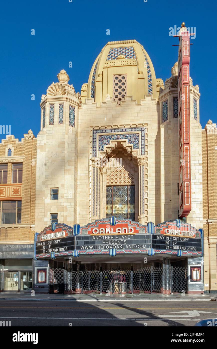 Oakland, États-Unis - 19 mai 2022 : le soleil du matin se lève sur le légendaire Fox Oakland Theatre, une salle de concert et un ancien cinéma dans le centre-ville d'Oakland. Banque D'Images