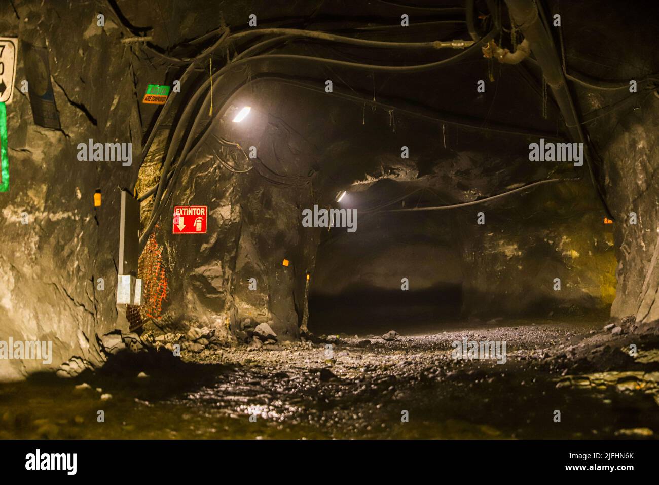 Exploitation minière souterraine, extraction de sous-sol minéral et rocheux pour l'or, l'argent, le cuivre et le zinc dans des tunnels. Mina Subterana, mineria, extracion del Banque D'Images