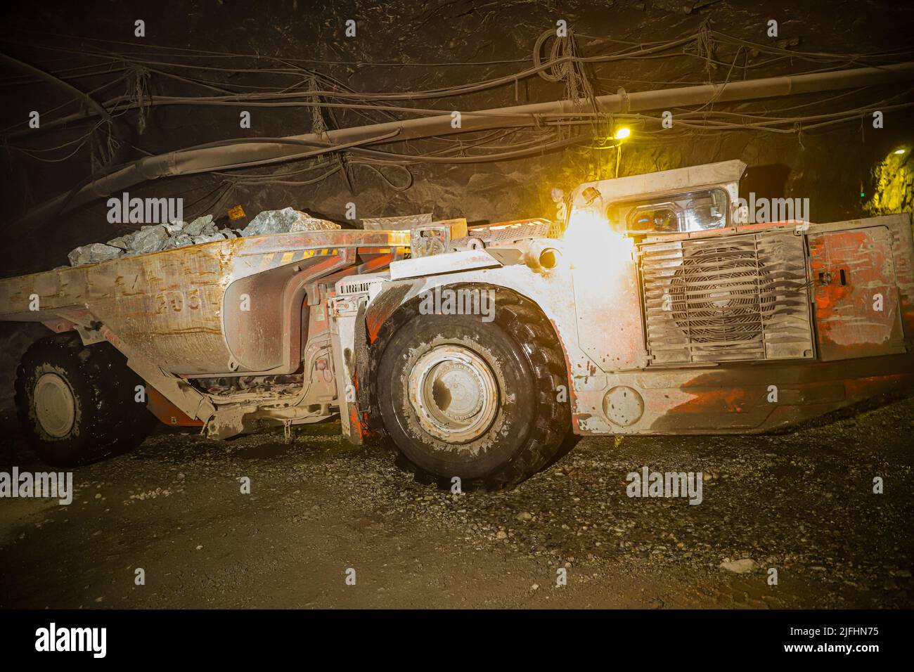 Exploitation minière souterraine, extraction de sous-sol minéral et rocheux pour l'or, l'argent, le cuivre et le zinc dans des tunnels. Mina Subterana, mineria, extracion del Banque D'Images