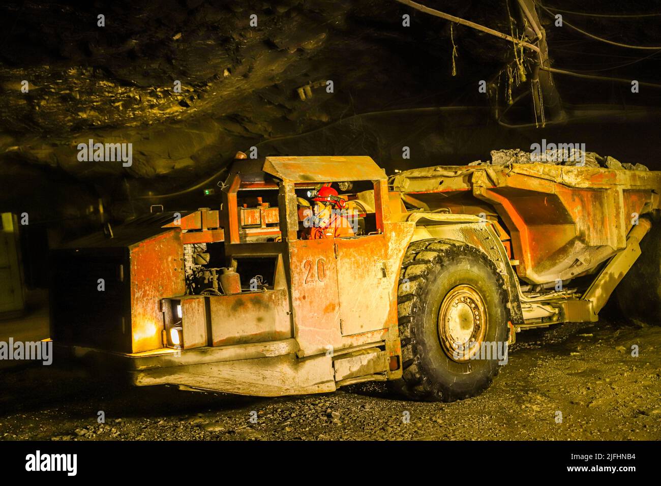 Exploitation minière souterraine, extraction de sous-sol minéral et rocheux pour l'or, l'argent, le cuivre et le zinc dans des tunnels. Mina Subterana, mineria, extracion del Banque D'Images