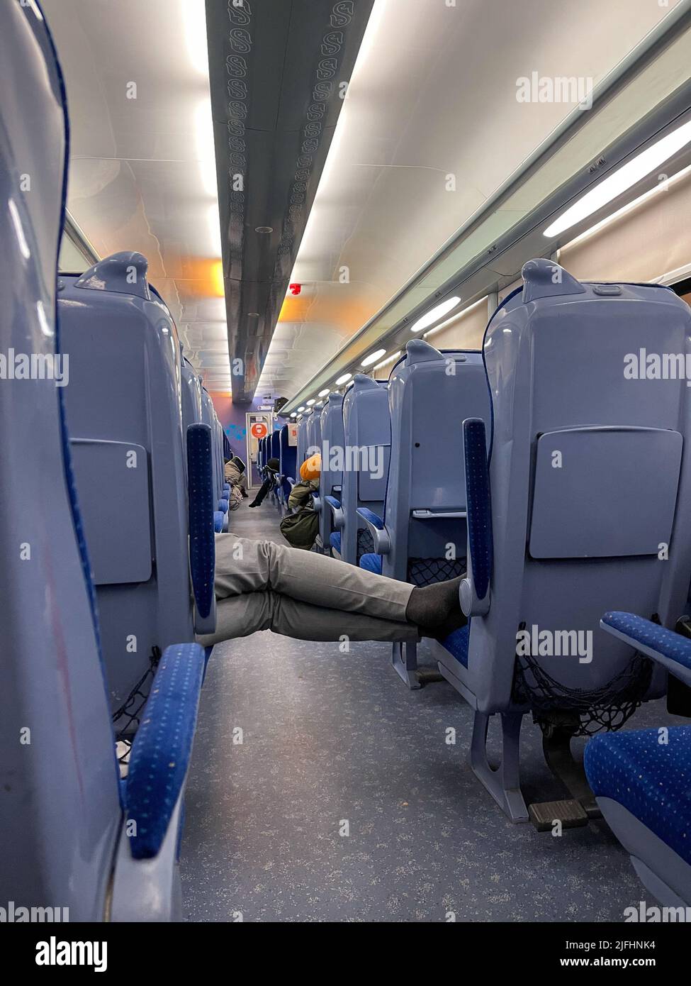 Un homme méconnaissable dort dans le train Banque D'Images