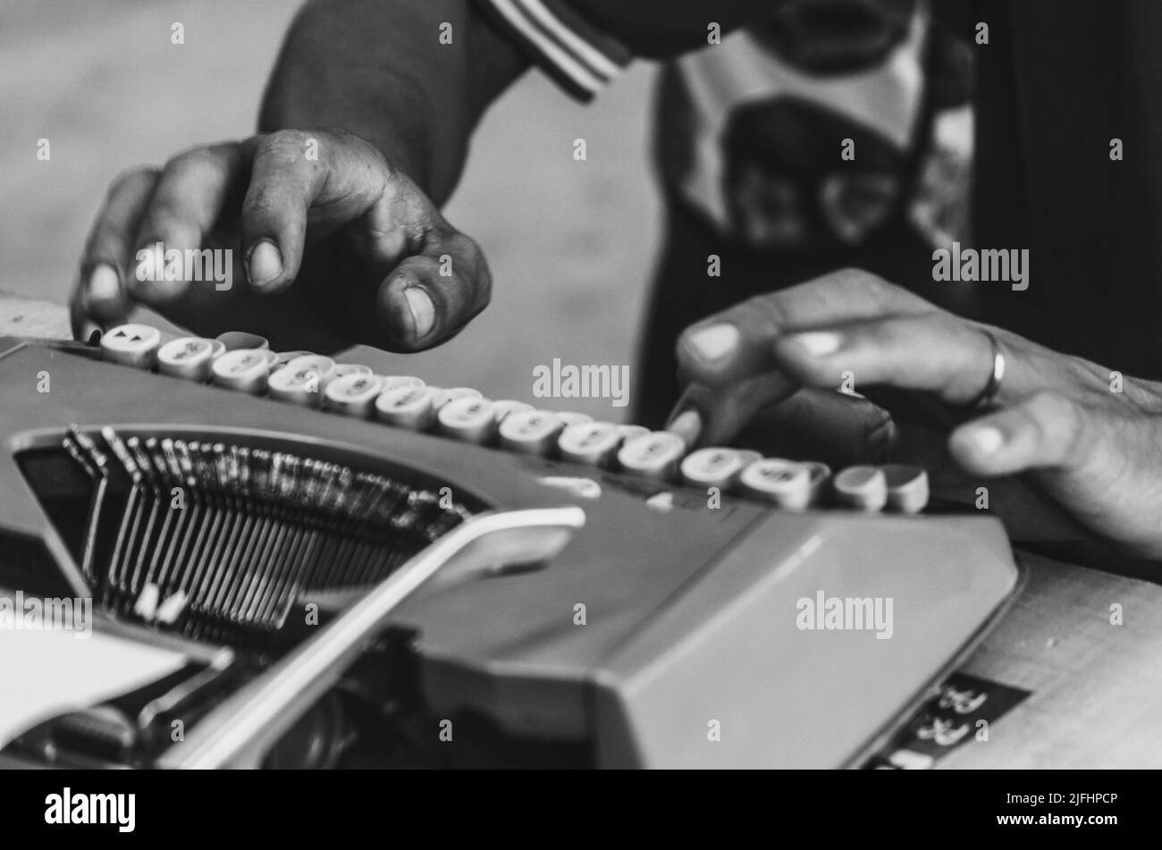 Détail des mains touchant l'ancienne machine à écrire. Salvador, Bahia, Brésil. Banque D'Images