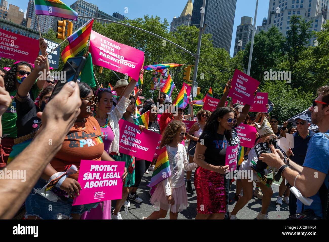 Alexis Johnson, directeur général de la planification familiale, à la parade de la fierté, à New York, sur 26 juin 2022 Banque D'Images