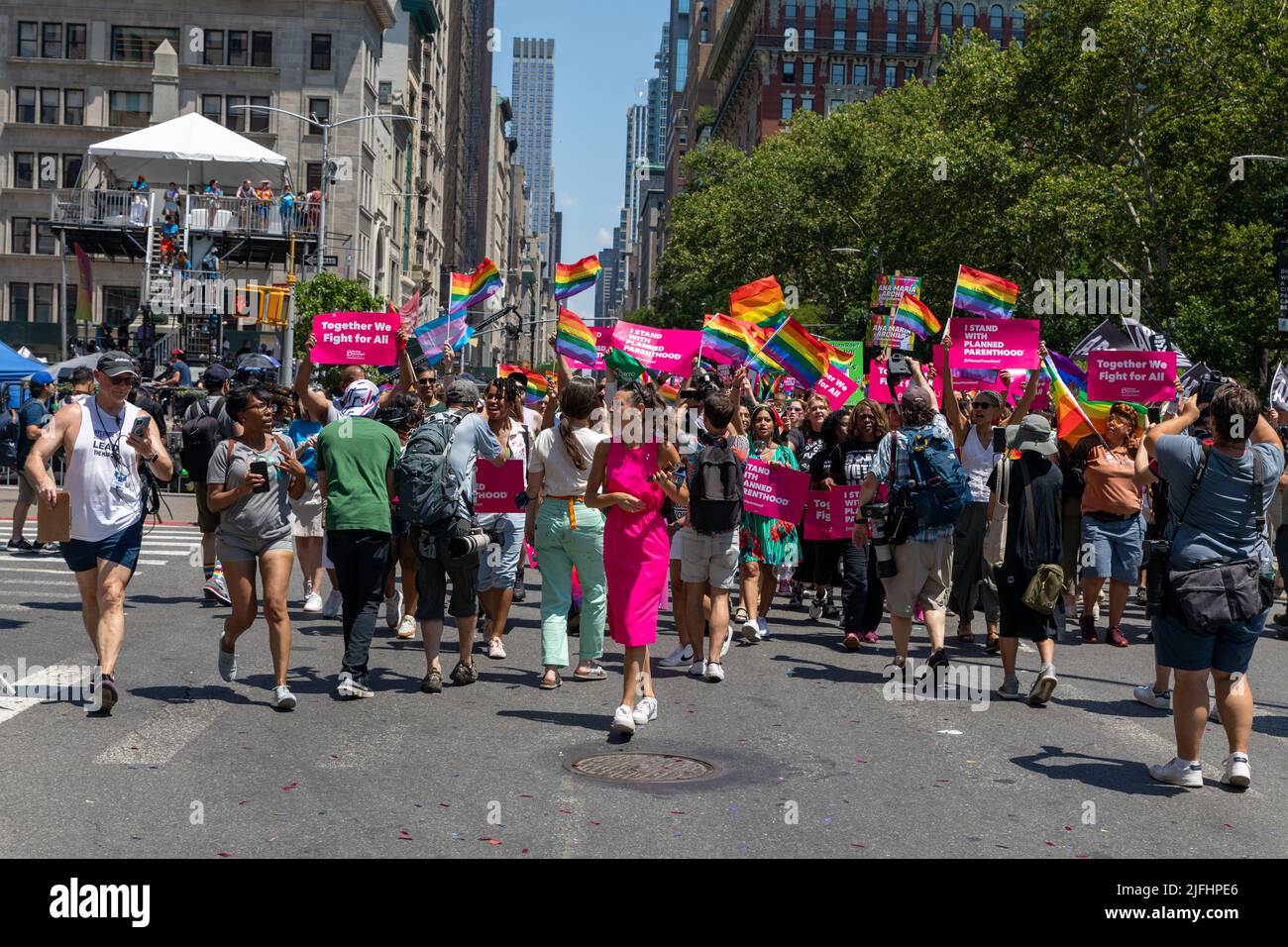 Alexis Johnson, directeur général de la planification familiale, à la parade de la fierté, à New York, sur 26 juin 2022 Banque D'Images