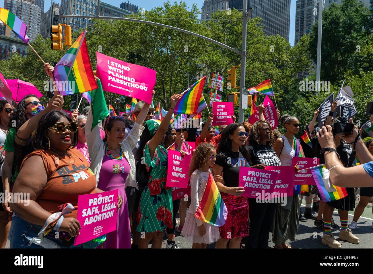 Alexis Johnson, directeur général de la planification familiale, à la parade de la fierté, à New York, sur 26 juin 2022 Banque D'Images