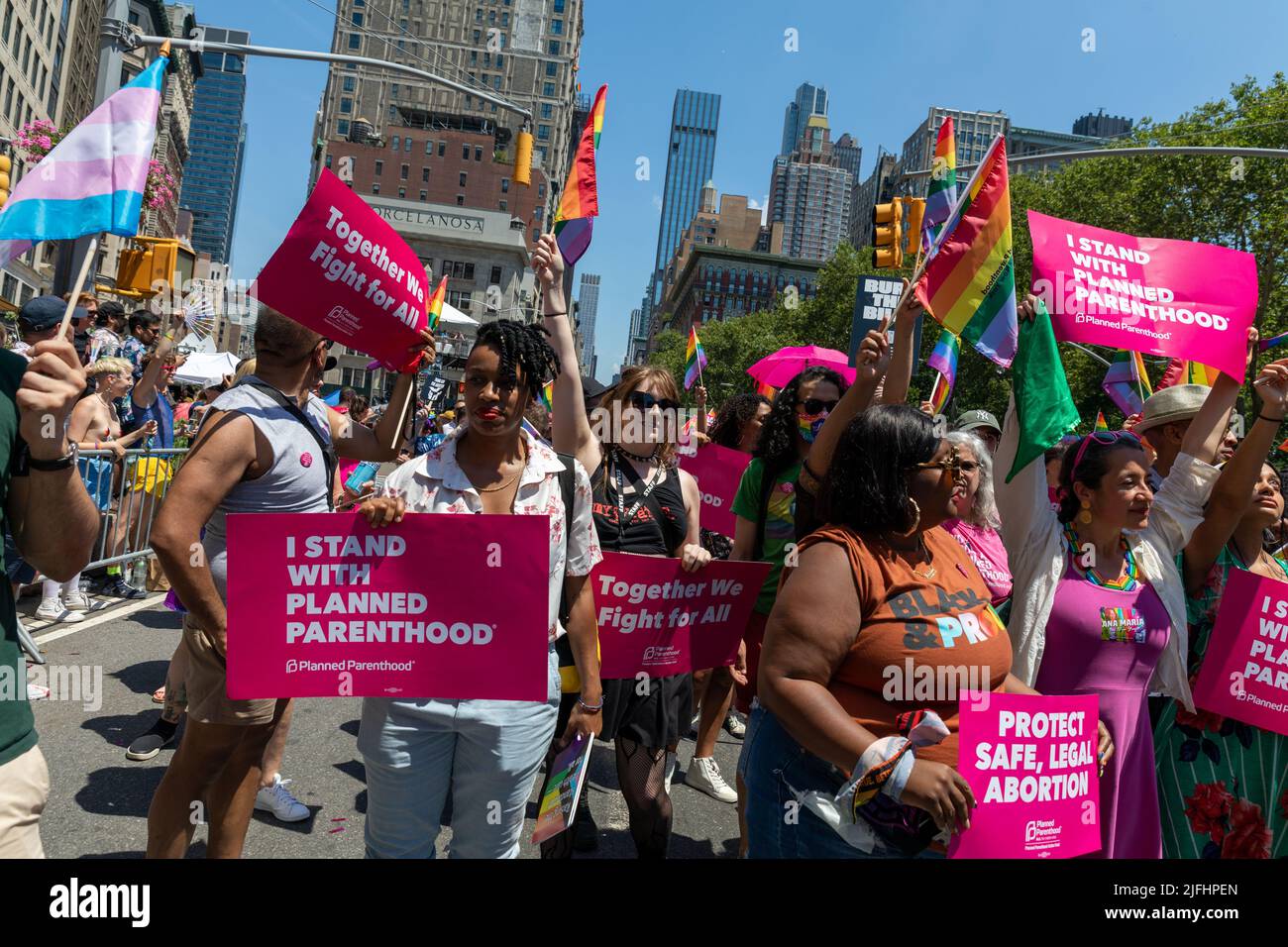 Alexis Johnson, directeur général de la planification familiale, à la parade de la fierté, à New York, sur 26 juin 2022 Banque D'Images