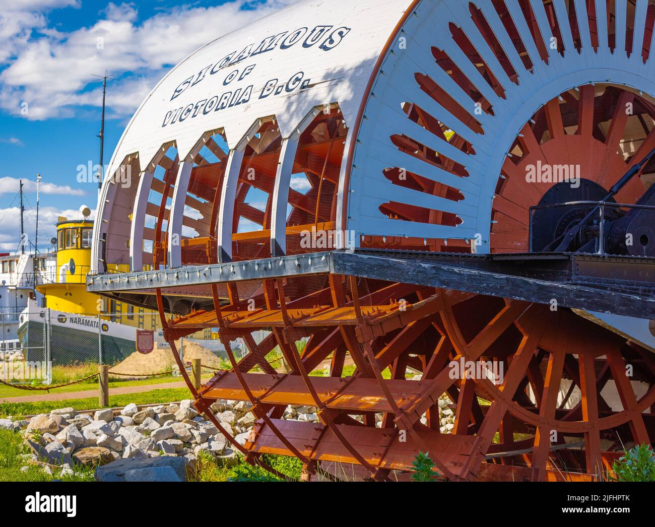 Bateau à vapeur, roue à aubes rouge. Gros plan de la roue à aubes rouges sur un bateau fluvial au parc du patrimoine Sternwheeler SS Sicamous, lac Okanagan, à Penticton, en Colombie-Britannique, Cana Banque D'Images