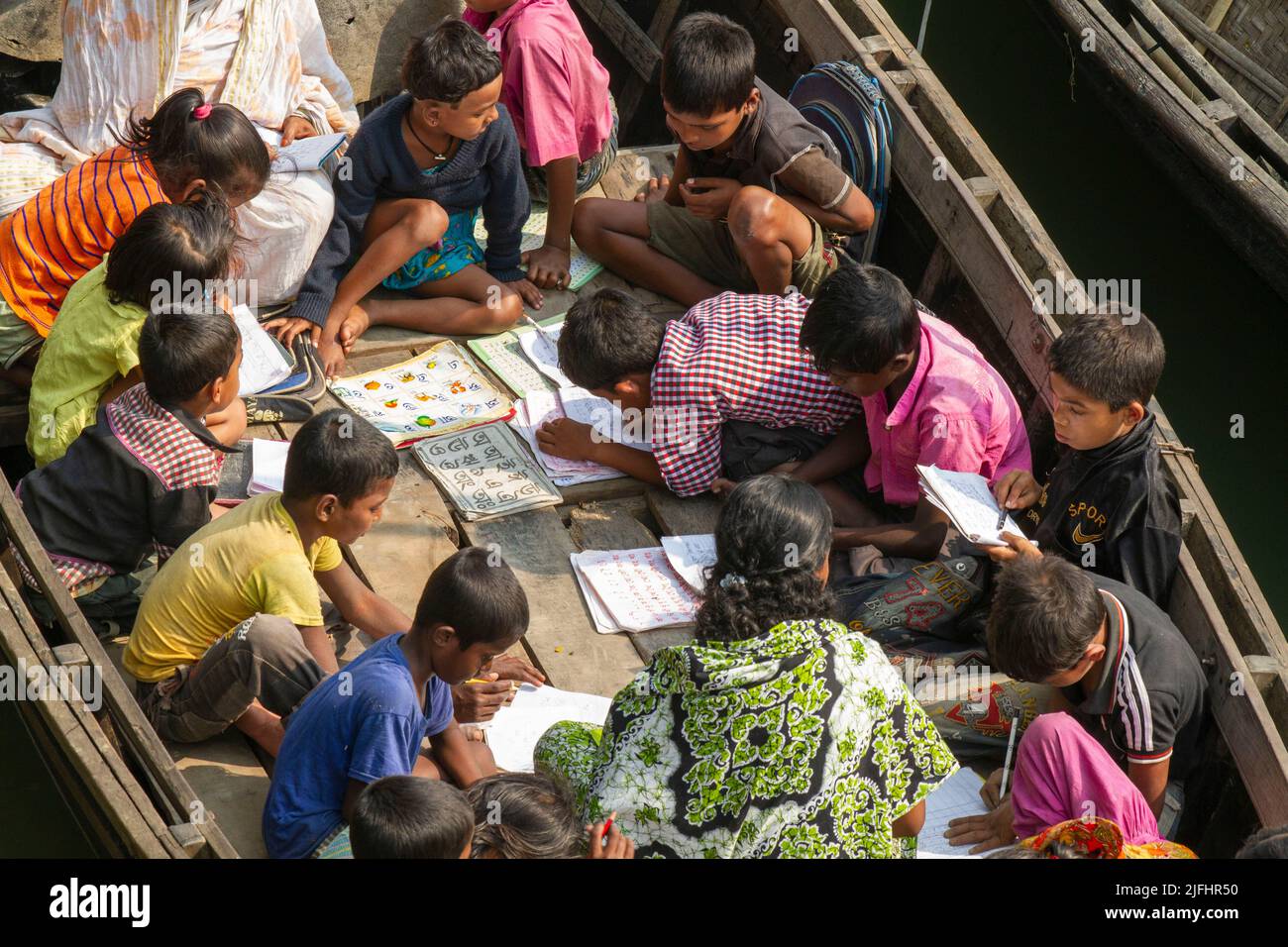 Une école flottante sur un petit bateau pour les enfants gitans sur un canal près de la rivière Meghna à Sahapur à Sonargaon, Narayanganj, Bangladesh. Banque D'Images