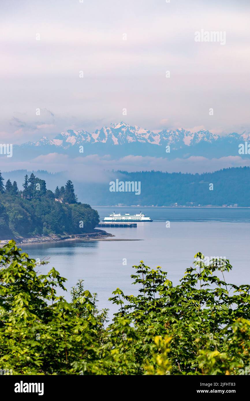 Everett, WA - Etats-Unis: 02-06-2022: Mukilteo à Clinton Ferry traverse le Puget Sound lors d'une course matinale Banque D'Images