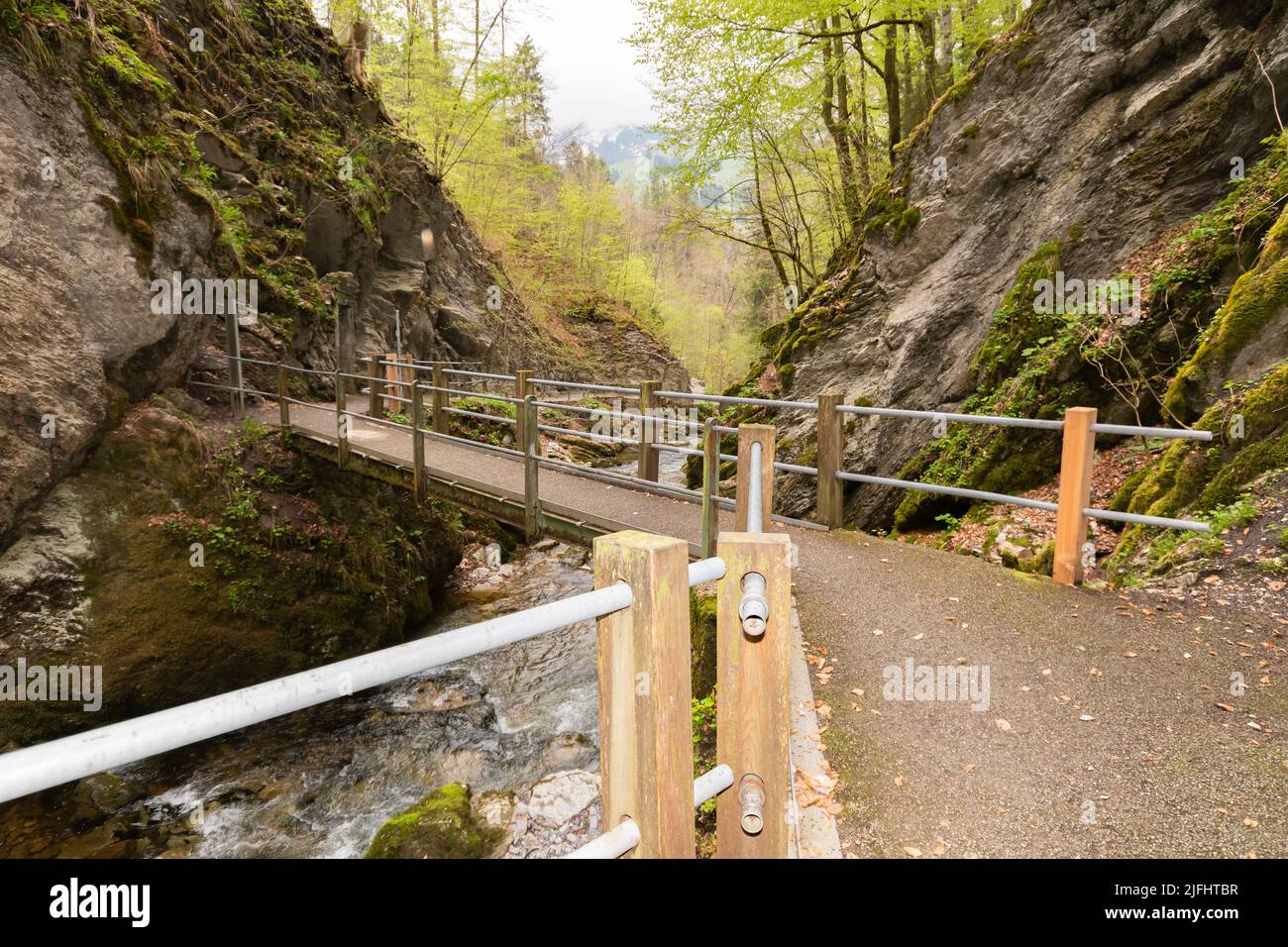 Unterwasser, Suisse, 5 mai 2022 la petite rivière alpine coule le long d'un canyon aux cascades de Thur au printemps Banque D'Images