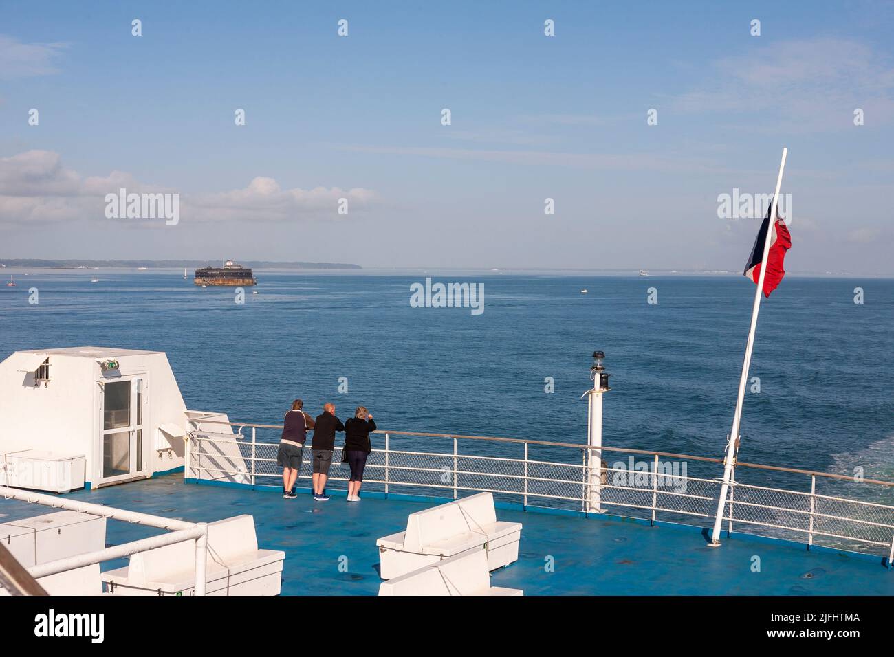 Montez à bord d'un ferry entre Portsmouth et Caen, dans le Solent, en passant par l'île de Wight et le fort de No Man's Land : Hampshire, Royaume-Uni Banque D'Images