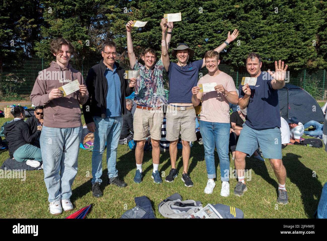 Ce matin, les fans de tennis font de longues files d'attente au parc de Wimbledon pour obtenir des billets avant le championnat. Photo: Un groupe de fans de l'Afrique du Sud queui Banque D'Images