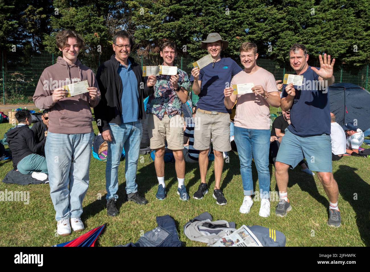Ce matin, les fans de tennis font de longues files d'attente au parc de Wimbledon pour obtenir des billets avant le championnat. Photo: Un groupe de fans de l'Afrique du Sud queui Banque D'Images