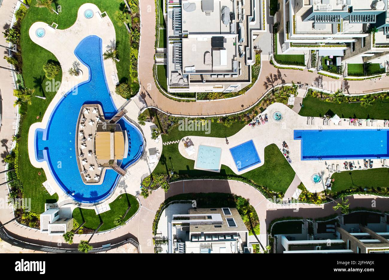 Piscine complexe moderne et bâtiment résidentiel sur le toit, photographie aérienne. Costa Blanca, province d'Alicante. Espagne. Voyage et vacances d'été Banque D'Images