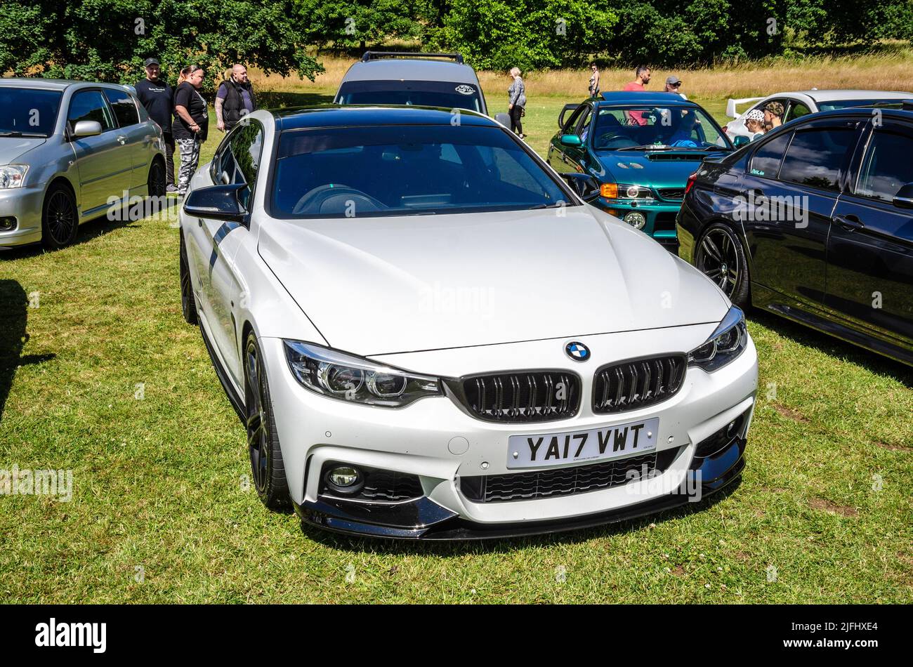 Vue de face d'une BMW 440i en blanc au Berkshire Motor Show à Reading, Royaume-Uni Banque D'Images
