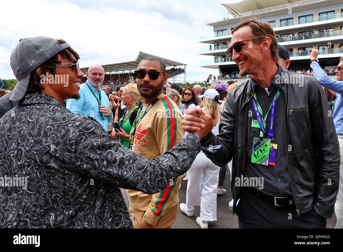 Silverstone, Royaume-Uni. 03rd juillet 2022. (De gauche à droite) : joueur de football Trent Alexander-Arnold (GBR), sur la grille avec Sami Hyypia (fin) responsable de football. 03.07.2022. Championnat du monde de Formule 1, Rd 10, Grand Prix de Grande-Bretagne, Silverstone, Angleterre, Jour de la course. Le crédit photo doit être lu : images XPB/Press Association. Crédit : XPB Images Ltd/Alamy Live News Banque D'Images
