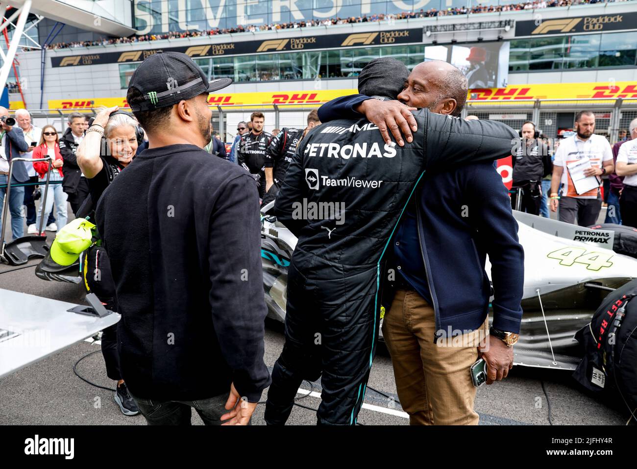 Silverstone, Royaume-Uni. 3rd juillet 2022. #44 Lewis Hamilton (GBR, Mercedes-AMG Petronas F1 Team) avec son frère Nicolas Hamilton et son père Anthony Hamilton, Grand Prix de Grande-Bretagne F1 au circuit Silverstone sur 3 juillet 2022 à Silverstone, Royaume-Uni. (Photo par HIGH TWO) Credit: dpa/Alay Live News Banque D'Images