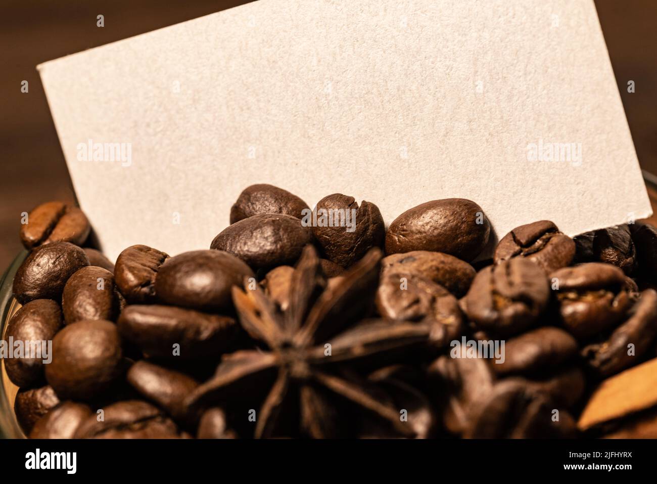 grains de café aux épices de noël dans un bol en verre avec un espace négatif pour placer le logo ou le texte. Banque D'Images