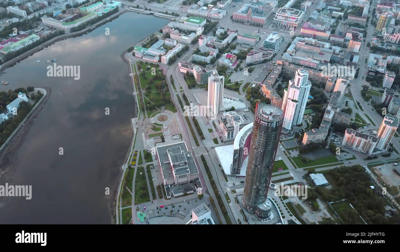 Vue aérienne sur une rivière et différents bâtiments de la ville. Films. Paysage urbain d'été avec gratte-ciel et bâtiments résidentiels. Banque D'Images