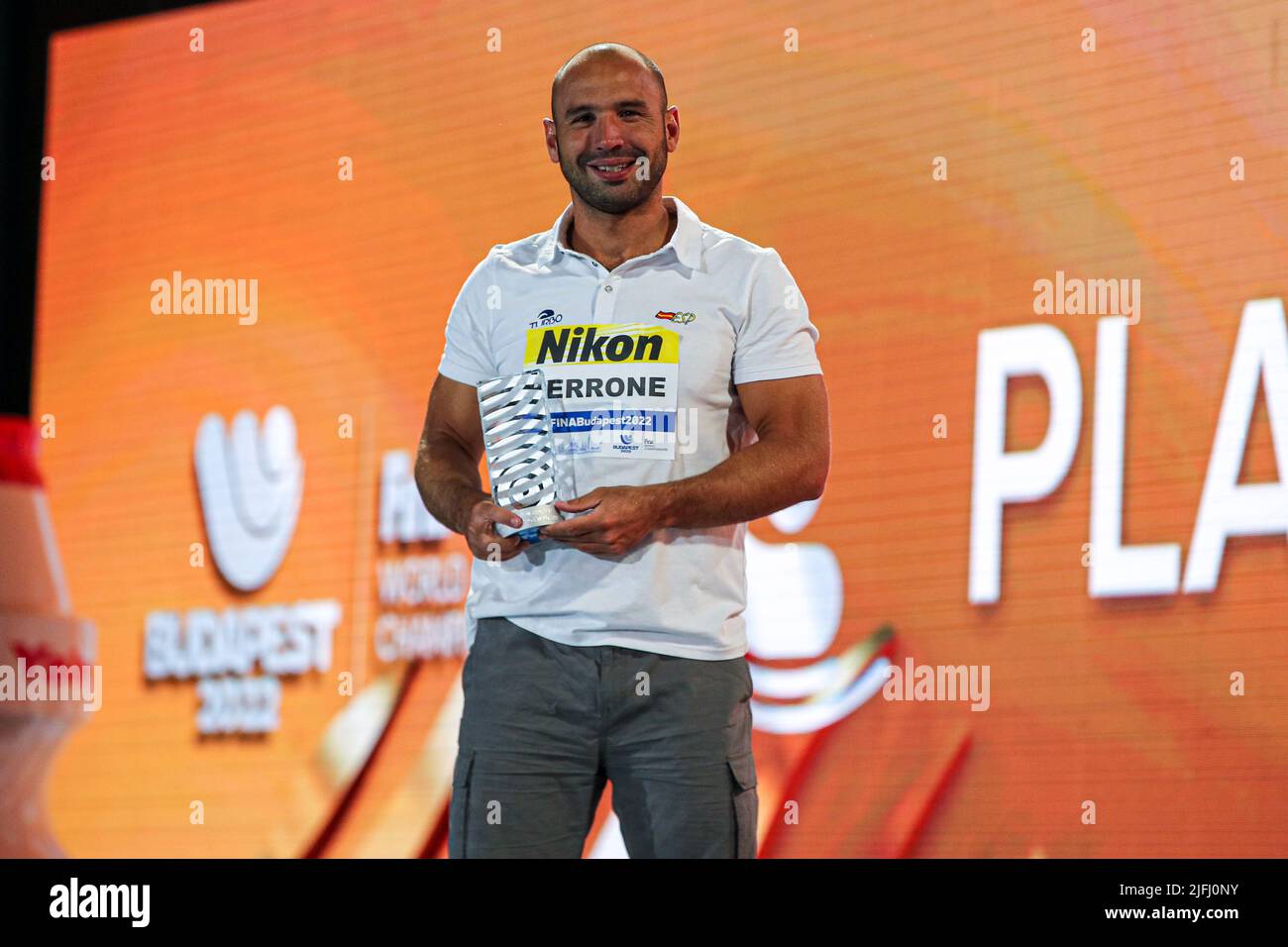 BUDAPEST, HONGRIE - JUILLET 3 : Felipe Perrone Rocha d'Espagne reçoit le prix du meilleur joueur lors des Championnats du monde de la FINA cérémonie de remise des médailles de Budapest 2022 au complexe de natation Alfred Hajos sur 3 juillet 2022 à Budapest, Hongrie (photo d'Albert Ten Hove/Orange Pictures) Banque D'Images