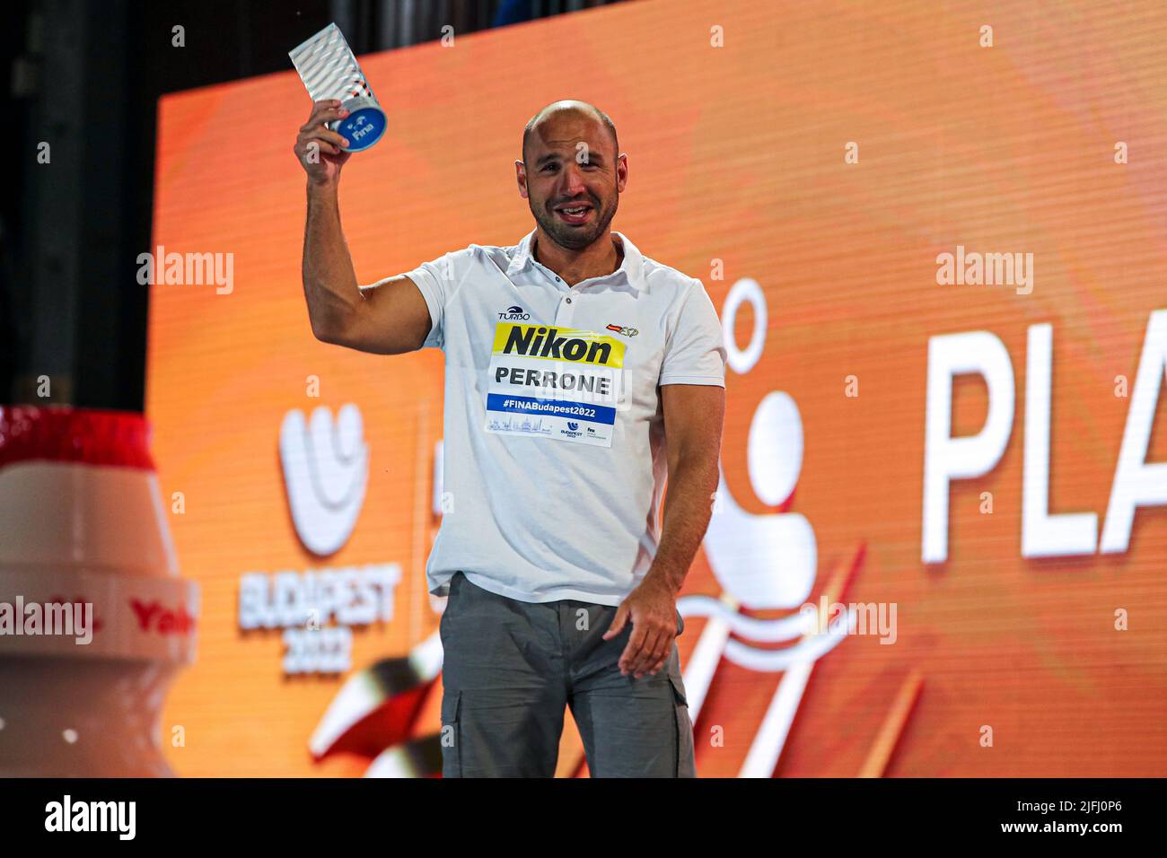 BUDAPEST, HONGRIE - JUILLET 3 : Felipe Perrone Rocha d'Espagne reçoit le prix du meilleur joueur lors des Championnats du monde de la FINA cérémonie de remise des médailles de Budapest 2022 au complexe de natation Alfred Hajos sur 3 juillet 2022 à Budapest, Hongrie (photo d'Albert Ten Hove/Orange Pictures) Banque D'Images