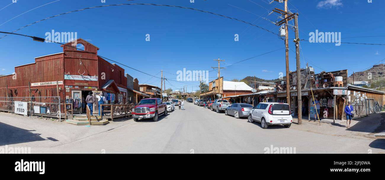 Ville fantôme d'Oatman, Etats-Unis - 3 mars , 2019: Vue panoramique de la célèbre ville fantôme vivante le long de la route historique 66. Banque D'Images