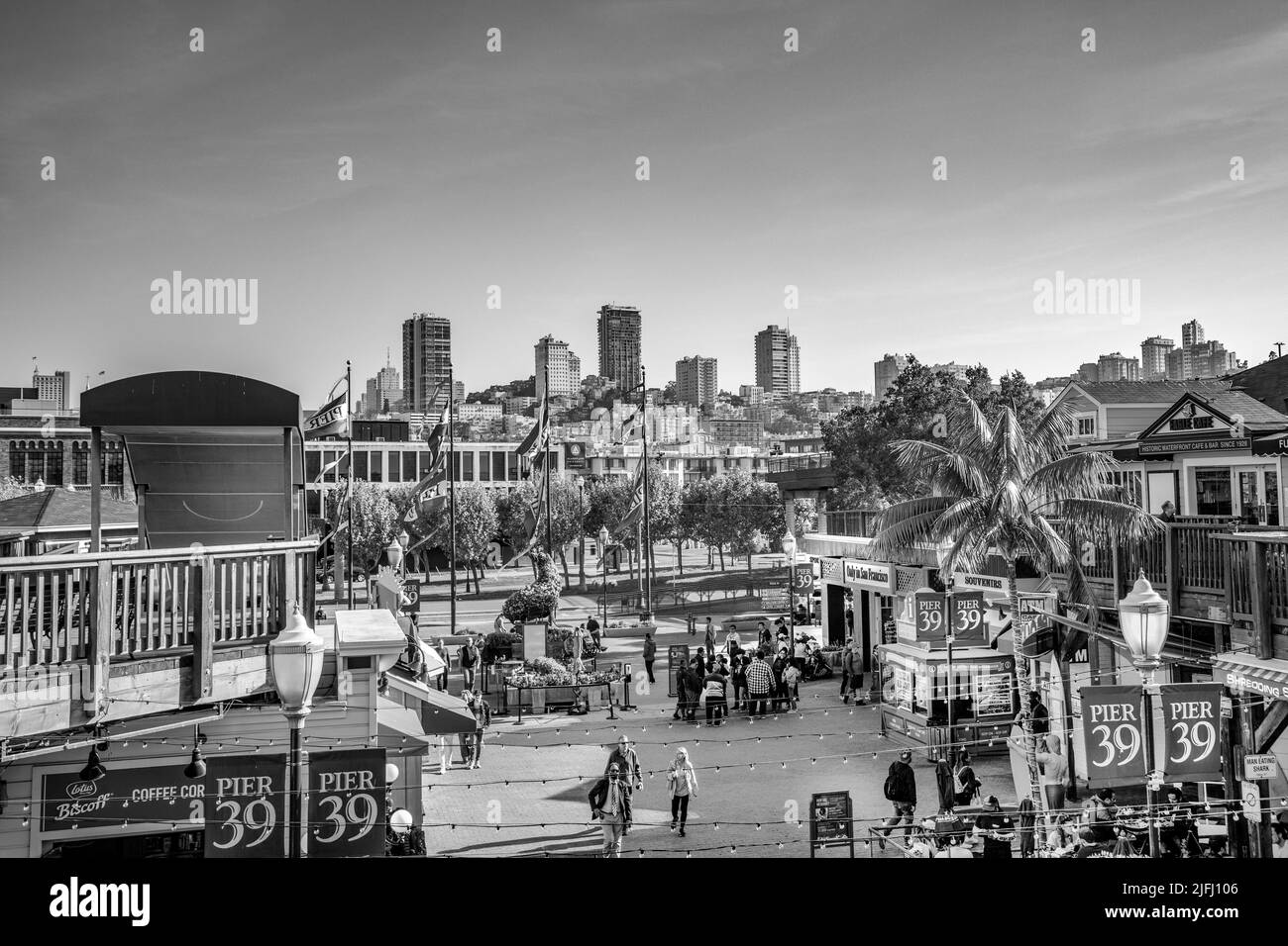 San Francisco, Etats-Unis - 18 mai 2022: Les touristes et les habitants apprécient le bord de la rivière à l'embarcadère 39 avec des restaurants, des magasins et d'autres installations touristiques. Banque D'Images