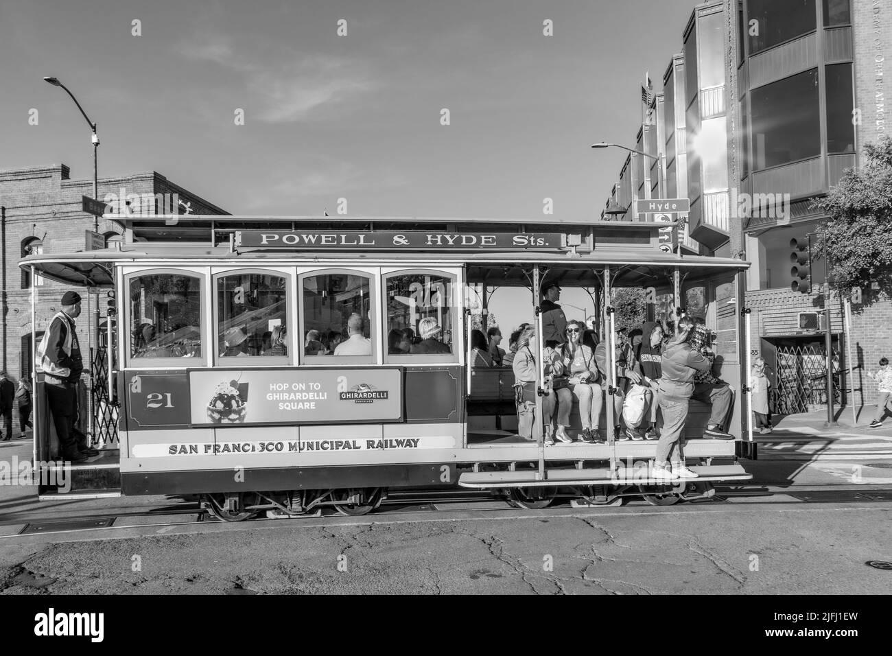 San Francisco, Etats-Unis - 7 juin 2022: Téléphérique historique Powell Hyde Line sur plateau tournant au terminal de Powell Street à Market Street dans le centre de San Franc Banque D'Images