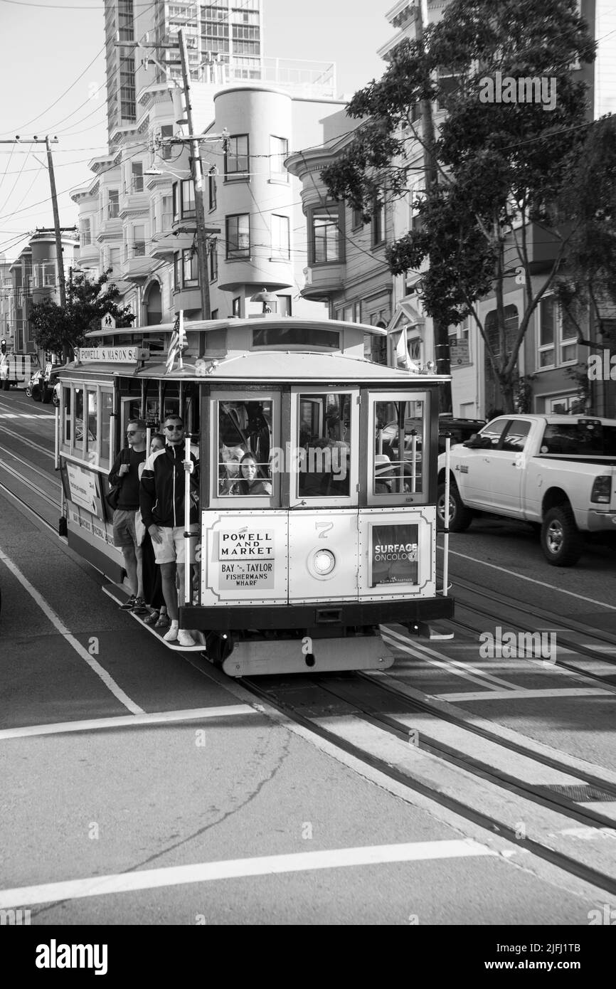 San Francisco, Etats-Unis - 24 mai 2022: Téléphérique historique Powell Hyde Line sur plateau tournant au terminal de Powell Street à Market Street dans le centre-ville de San Franci Banque D'Images