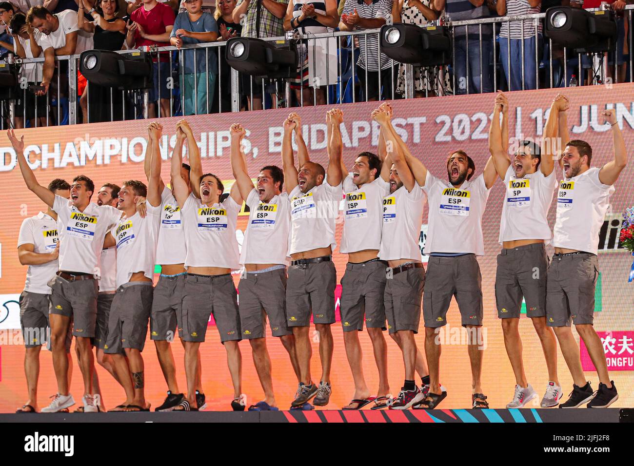 BUDAPEST, HONGRIE - JUILLET 3 : gardien de but Unai Aguirre d'Espagne, Alberto Munarriz Egana d'Espagne, Alvaro Granados Ortega d'Espagne, Bernat Sanahuja d'Espagne, Miguel de Toro Dominguez d'Espagne, Marc Larumbe Gonfaus d'Espagne, Martin Famera d'Espagne, Sergi Cabanas Pegado d'Espagne, Roger Tahull, Espagne Felipe Perrone Rocha d'Espagne, Blai Mallarach Guell d'Espagne, Alejandro Bustos Sanchez d'Espagne, gardien de but Eduardo Lorrio d'Espagne célèbrent après avoir remporté le tournoi et une médaille d'or lors des Championnats du monde de la FINA cérémonie de la Médaille de Budapest 2022 au complexe de natation Alfred Hajos sur 3 juillet Banque D'Images