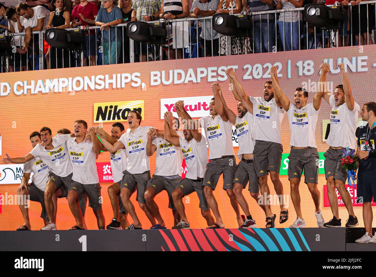 BUDAPEST, HONGRIE - JUILLET 3 : gardien de but Unai Aguirre d'Espagne, Alberto Munarriz Egana d'Espagne, Alvaro Granados Ortega d'Espagne, Bernat Sanahuja d'Espagne, Miguel de Toro Dominguez d'Espagne, Marc Larumbe Gonfaus d'Espagne, Martin Famera d'Espagne, Sergi Cabanas Pegado d'Espagne, Roger Tahull, Espagne Felipe Perrone Rocha d'Espagne, Blai Mallarach Guell d'Espagne, Alejandro Bustos Sanchez d'Espagne, gardien de but Eduardo Lorrio d'Espagne célèbrent après avoir remporté le tournoi et une médaille d'or lors des Championnats du monde de la FINA cérémonie de la Médaille de Budapest 2022 au complexe de natation Alfred Hajos sur 3 juillet Banque D'Images