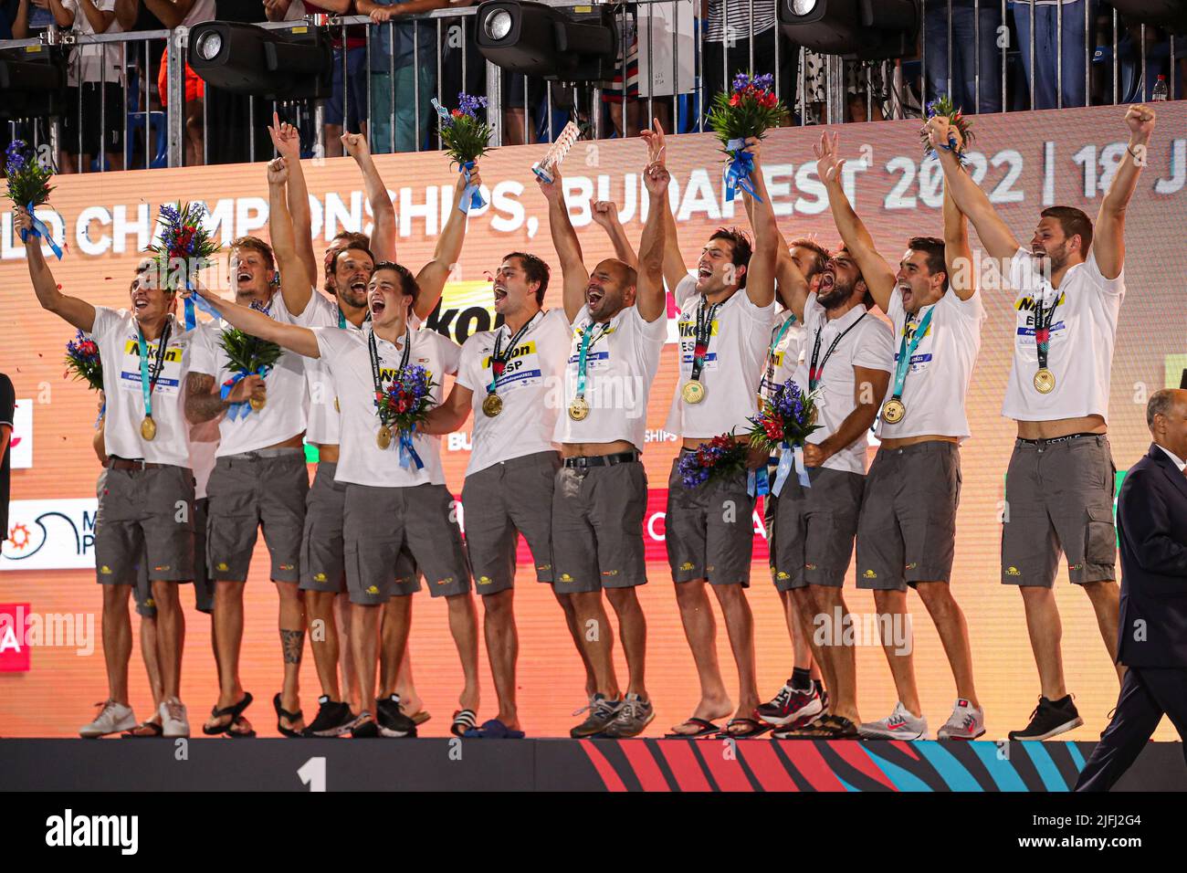 BUDAPEST, HONGRIE - JUILLET 3 : gardien de but Unai Aguirre d'Espagne, Alberto Munarriz Egana d'Espagne, Alvaro Granados Ortega d'Espagne, Bernat Sanahuja d'Espagne, Miguel de Toro Dominguez d'Espagne, Marc Larumbe Gonfaus d'Espagne, Martin Famera d'Espagne, Sergi Cabanas Pegado d'Espagne, Roger Tahull, Espagne Felipe Perrone Rocha d'Espagne, Blai Mallarach Guell d'Espagne, Alejandro Bustos Sanchez d'Espagne, gardien de but Eduardo Lorrio d'Espagne célèbrent après avoir remporté le tournoi et une médaille d'or lors des Championnats du monde de la FINA cérémonie de la Médaille de Budapest 2022 au complexe de natation Alfred Hajos sur 3 juillet Banque D'Images