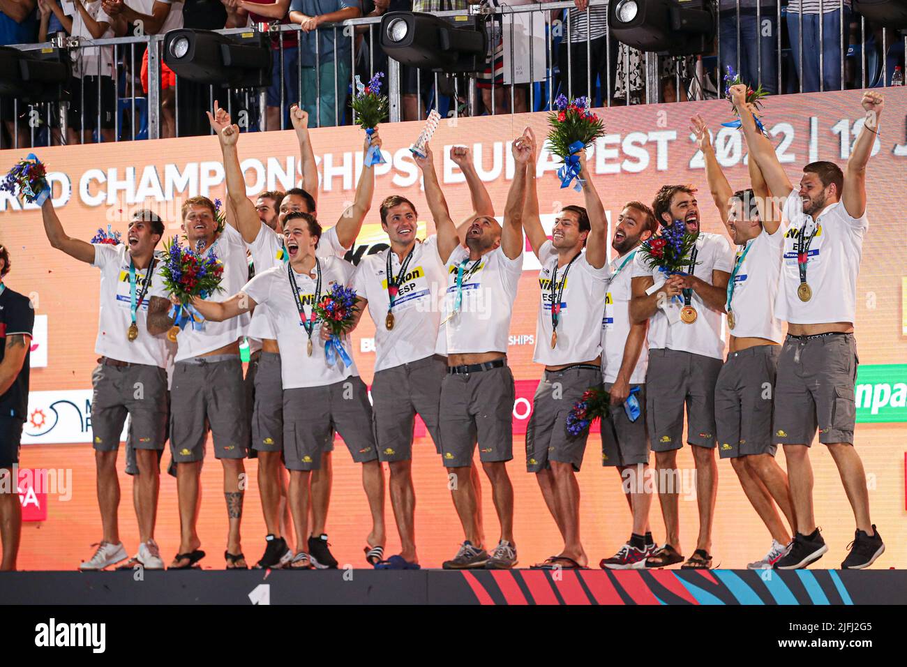 BUDAPEST, HONGRIE - JUILLET 3 : gardien de but Unai Aguirre d'Espagne, Alberto Munarriz Egana d'Espagne, Alvaro Granados Ortega d'Espagne, Bernat Sanahuja d'Espagne, Miguel de Toro Dominguez d'Espagne, Marc Larumbe Gonfaus d'Espagne, Martin Famera d'Espagne, Sergi Cabanas Pegado d'Espagne, Roger Tahull, Espagne Felipe Perrone Rocha d'Espagne, Blai Mallarach Guell d'Espagne, Alejandro Bustos Sanchez d'Espagne, gardien de but Eduardo Lorrio d'Espagne célèbrent après avoir remporté le tournoi et une médaille d'or lors des Championnats du monde de la FINA cérémonie de la Médaille de Budapest 2022 au complexe de natation Alfred Hajos sur 3 juillet Banque D'Images