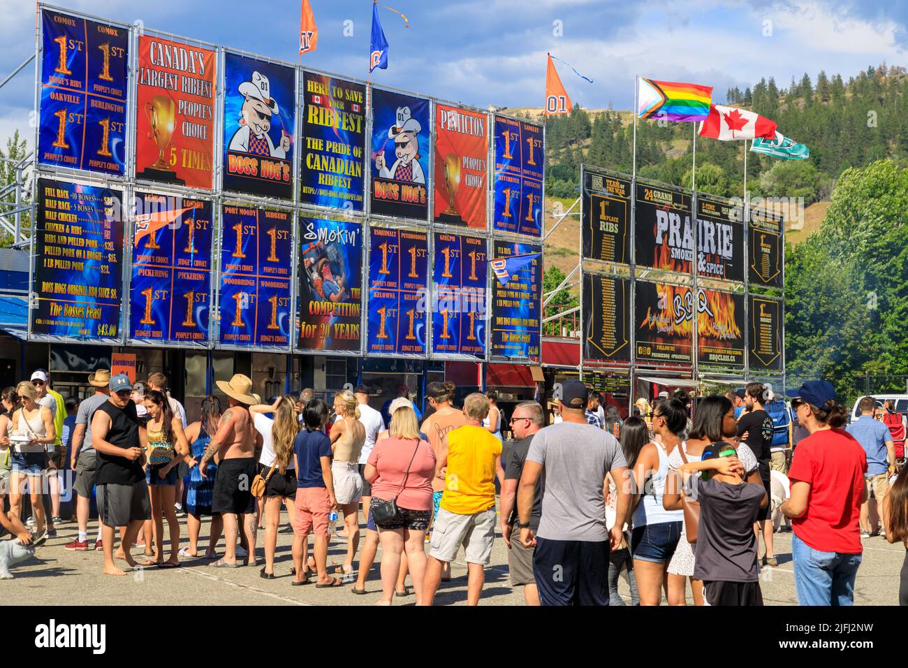 Penticton, Colombie-Britannique, Canada - 1 juillet 2022 : des foules de gens au Festival des côtes de Penticton où des équipes de barbecue de partout au Canada se disputent le bes Banque D'Images