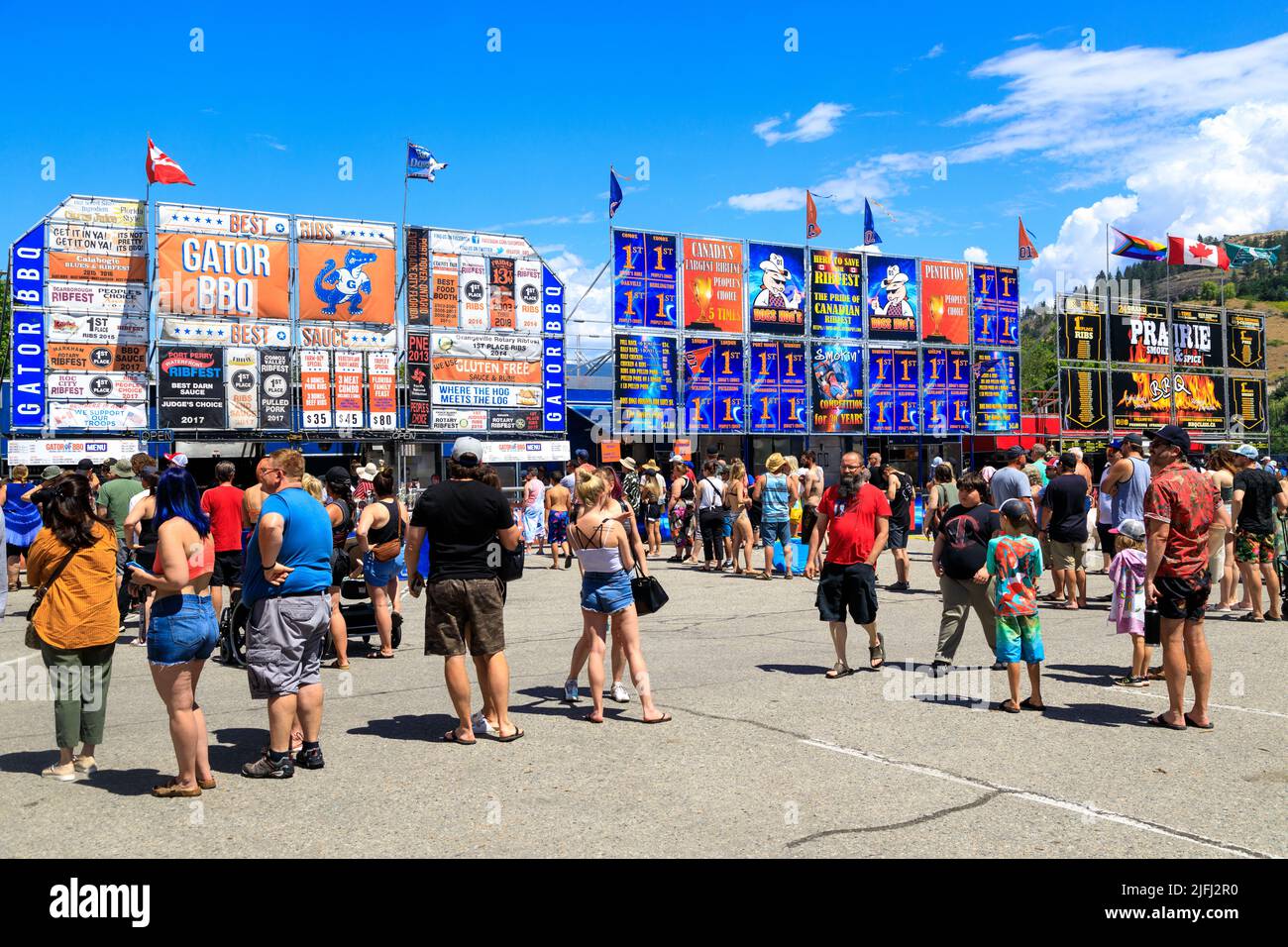 Penticton, Colombie-Britannique, Canada - 30 juin 2022 : des foules de gens au Festival des côtes de Penticton où des équipes de barbecue de partout au Canada se disputent l'été Banque D'Images