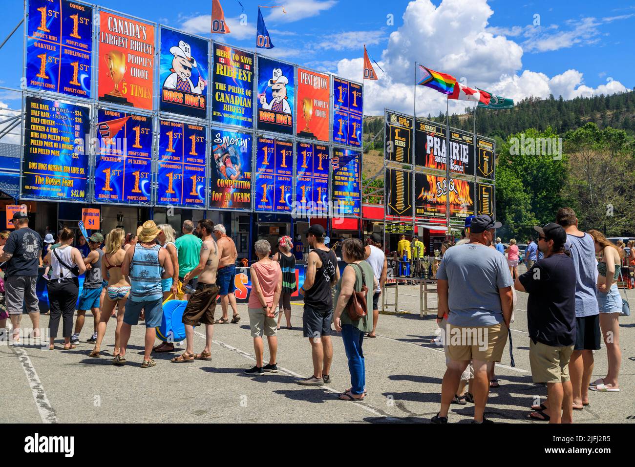 Penticton, Colombie-Britannique, Canada - 30 juin 2022 : des foules de gens au Festival des côtes de Penticton où des équipes de barbecue de partout au Canada se disputent l'été Banque D'Images