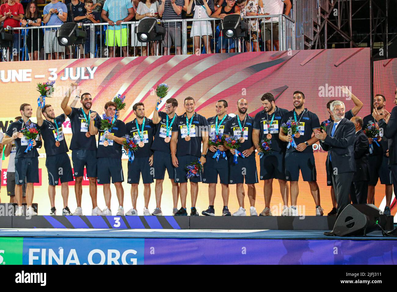BUDAPEST, HONGRIE - JUILLET 3 : gardien de but Emmanouil Zerdevas de Grèce, Konstantinos Genidounias de Grèce, Dimitrios Skoumpakis de Grèce, Efstathios Kalogeropoulos de Grèce, Ioannis Fountoulis de Grèce, Georgios Dervisis de Grèce, Stylianos Argyropoulos Kalogeropoulos de Grèce, Nikolakos Konstantinakis de Grèce, Kanstanos Konstantinachos Konganos de Grèce, Konganos Konganos de Grèce Panagiotis Tzortatos de Grèce célèbre après avoir remporté la médaille de bronze lors des Championnats du monde de la FINA cérémonie de remise des médailles de Budapest 2022 au complexe de natation Alfred Hajos sur 3 juillet 2022 à Budapest, Hongrie (photo par Albert t Banque D'Images