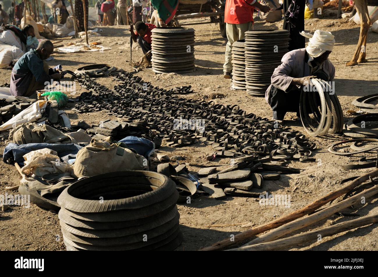 Sandals fait avec des pneus anciens au marché de Bati, région d'Amhara, Ethiopie Banque D'Images