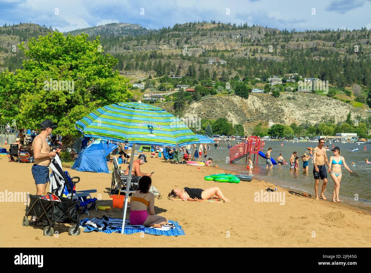 Penticton, Colombie-Britannique, Canada - 1 juillet 2022 : touriste sur la plage du lac Skaha pendant le Canada, jour et été, situé dans la vallée de l'Okanagan Banque D'Images