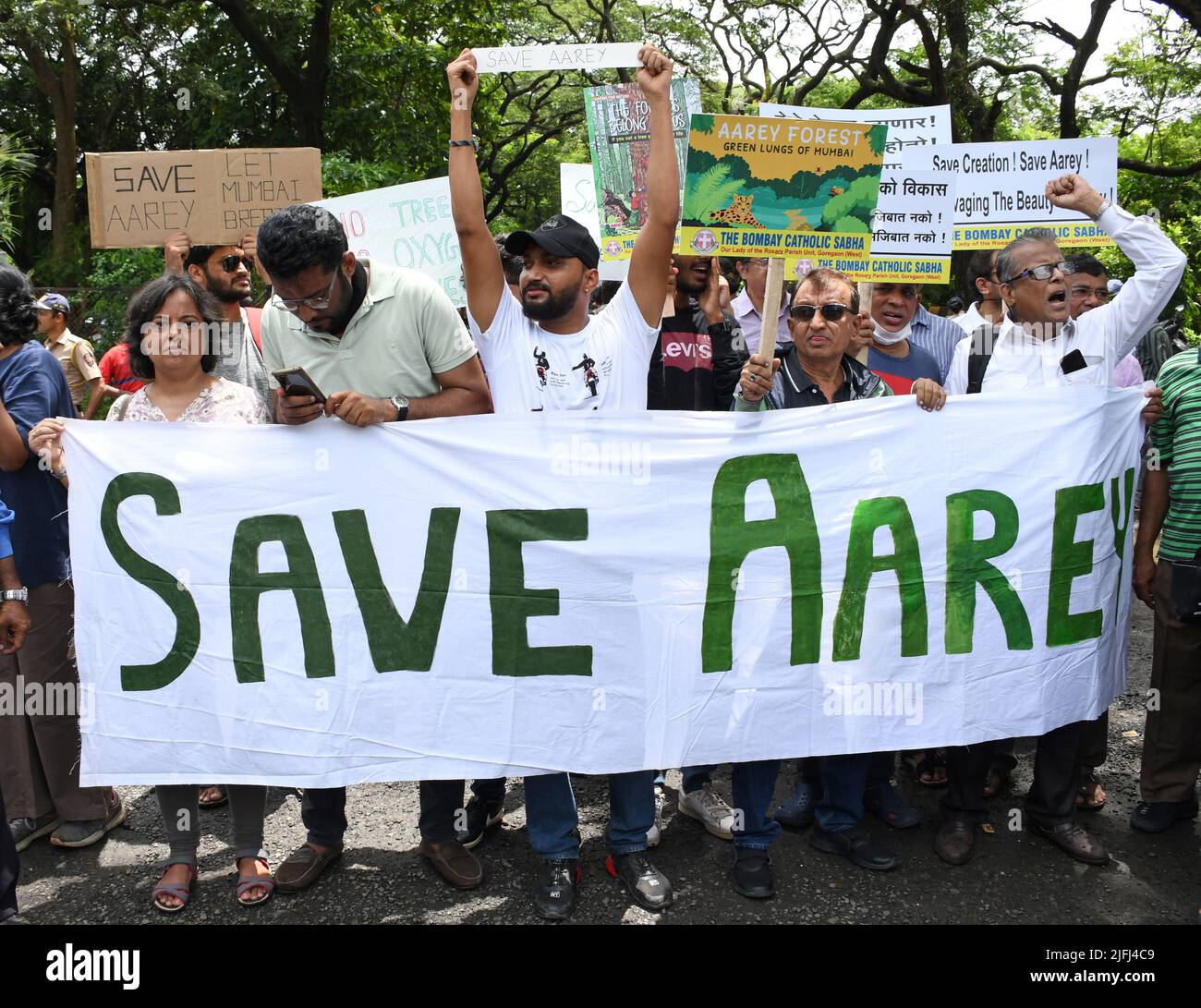 Mumbai, Maharashtra, Inde. 3rd juillet 2022. Les manifestants tiennent une bannière qui dit « Save Aarey » lors de la manifestation contre la coupe des arbres et la construction d'un abri de voitures de métro dans la forêt d'Aarey. Le gouvernement veut ramener la construction du hangar de wagons de métro à la forêt d'Aarey de Kanjurmarg, à mesure que le coût du projet de métro s'intensifie. (Credit image: © Ashish Vaishnav/SOPA Images via ZUMA Press Wire) Credit: ZUMA Press, Inc./Alamy Live News Banque D'Images