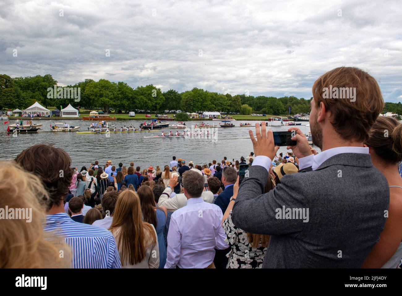 Henley Royal Regatta 2022 .finales, la Princess Elizabeth Challenge Cup St. Paul's School versets Radley College dans les finales de dimanche pour la « Princess Elizabeth Challenge Cup » passant l'enceinte de la régate à la Henley Royal Regatta .St. Paul's School bat Radley College d'une longueur de ⅓. Credit Gary Blake/Alay Live News Banque D'Images