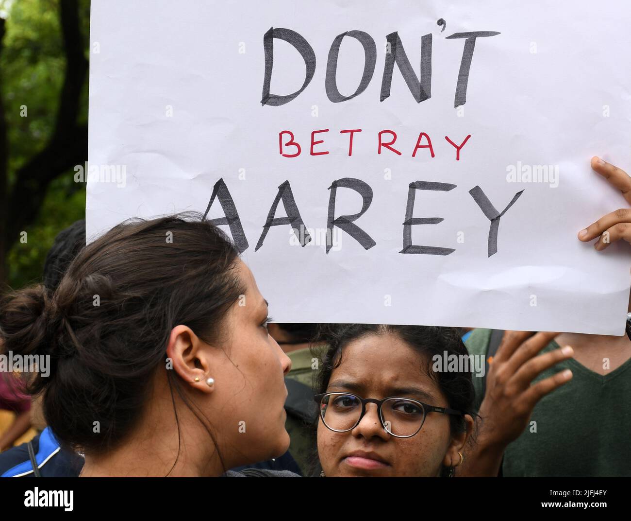 Mumbai, Maharashtra, Inde. 3rd juillet 2022. Un manifestant tient un écriteau indiquant « ne pas trahir Aarey » lors de la manifestation contre la coupe des arbres et la construction d'un abri de métro dans la forêt d'Aarey. Le gouvernement veut ramener la construction du hangar de wagons de métro à la forêt d'Aarey de Kanjurmarg, à mesure que le coût du projet de métro s'intensifie. (Credit image: © Ashish Vaishnav/SOPA Images via ZUMA Press Wire) Credit: ZUMA Press, Inc./Alamy Live News Banque D'Images