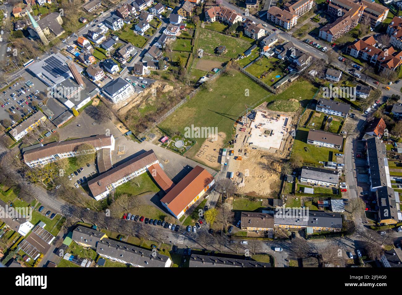 Vue aérienne, chantier de construction avec nouveau bâtiment d'un jardin d'enfants à côté de l'école primaire catholique Norbertschule, Werl, Soester Börde, North RH Banque D'Images