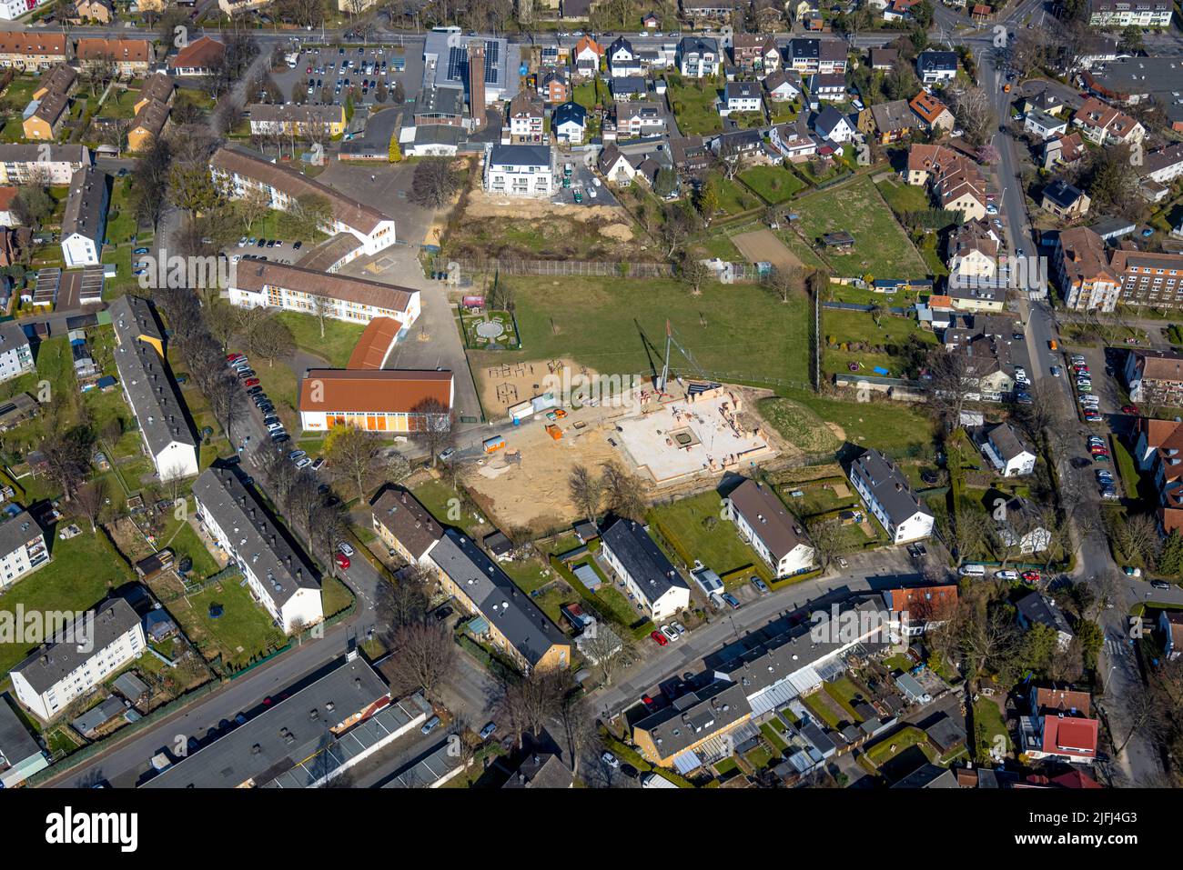 Vue aérienne, chantier de construction avec nouveau bâtiment d'un jardin d'enfants à côté de l'école primaire catholique Norbertschule, Werl, Soester Börde, North RH Banque D'Images